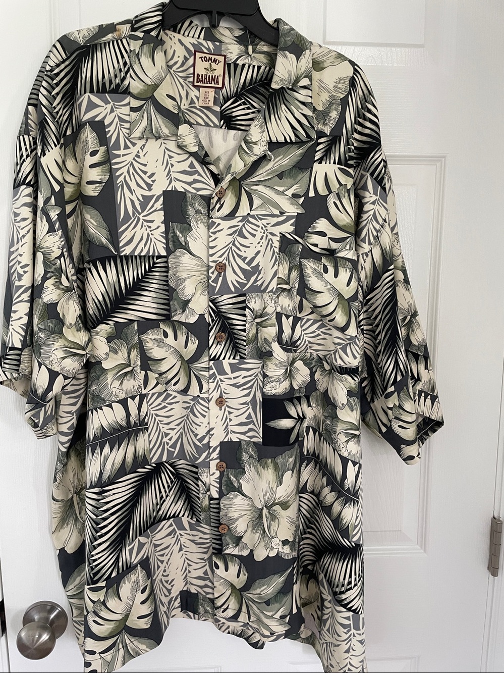 Silk Tommy Bahama Black and Green Tropical Patchwork Camp Shirt size xxl - Picture 2 of 7